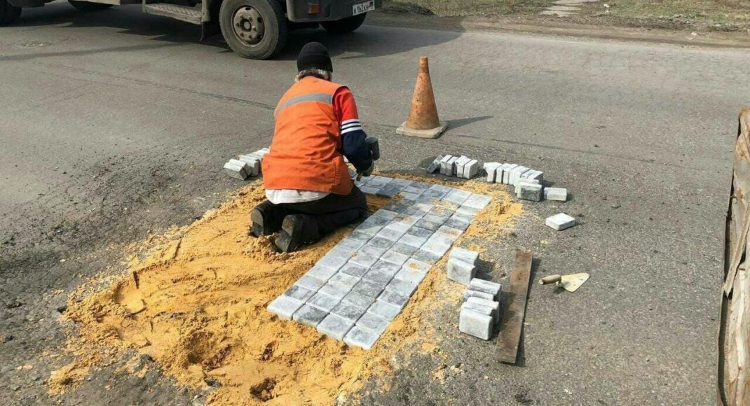 В ОРДО показали, как ремонтируют дороги в оккупированной Ясиноватой: фото