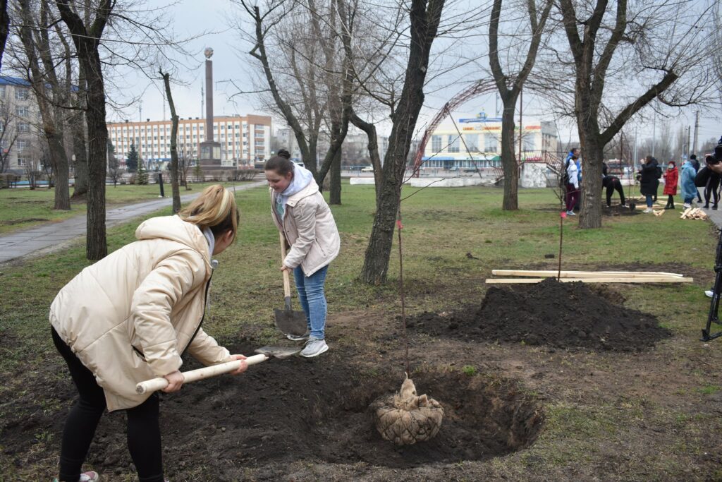 У центрі Сєвєродонецька висадили "сімейні дерева". Фото: ВЦА Луганщини