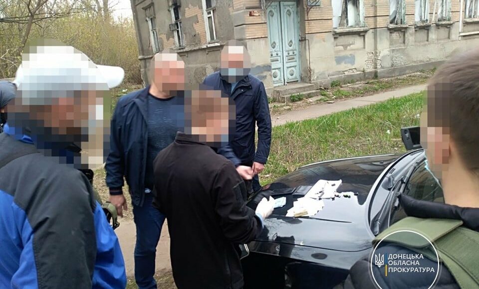 В Славянске чиновника задержали во время получения взятки