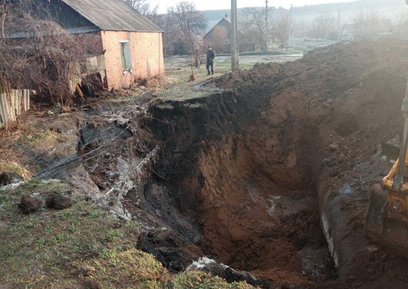 Фотофакт: из-за порыва на водоводе в Славянске подтопило дома