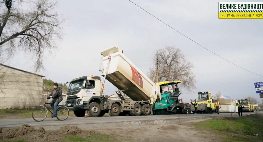 На Луганщині показали, як ремонтують трасу Чугуїв-Мілове: відео