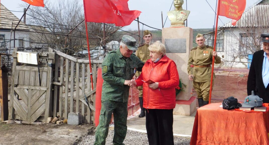 В окупованій "ДНР" Амвросіївці встановили бюст Сталіну