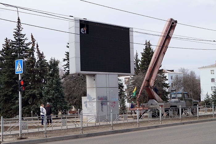 Фотофакт: в Краматорську демонтують рекламний телеекран