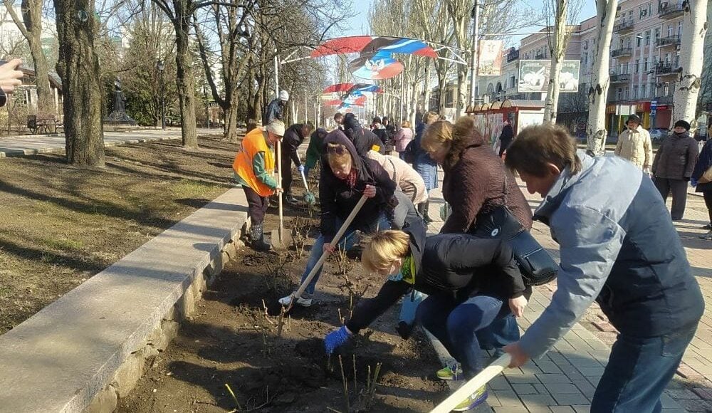 В оккупированном Донецке на общегородской субботник вывели 22 тысячи человек