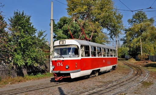В Донецке трамвай сошел с рельсов: остановили два маршрута