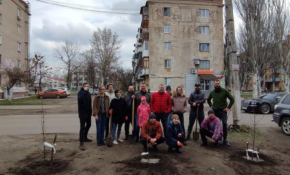 В Славянске волонтеры высадили деревья в центре города