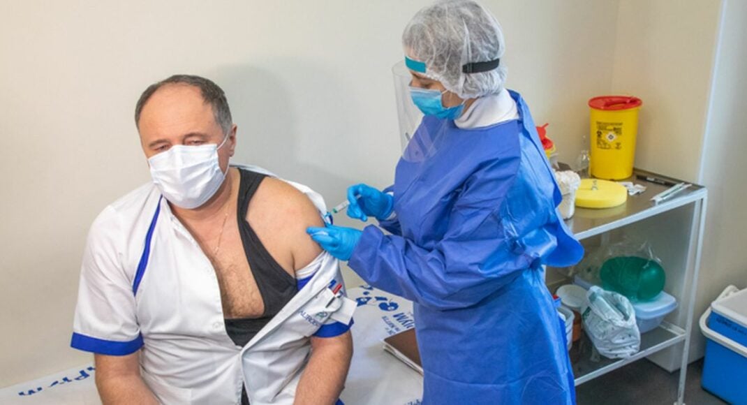 "Я хочу ще пожити": навіщо жителі Донеччини вакцинуються від COVID-19 і що відчувають після