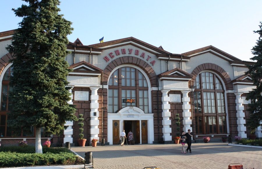 В окупованій Ясинуватій порожній зал-вокзал перетворили на концертний майданчик: відео