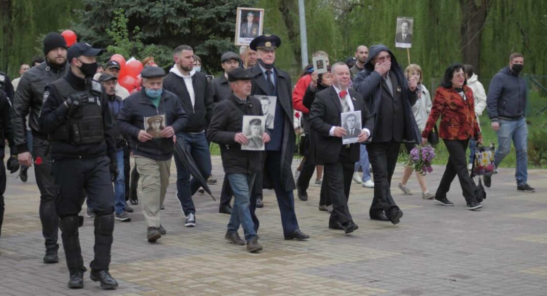 Провокації, напад на активістів і пошкодження майна: як пройшло 9 травня в Слов'янську