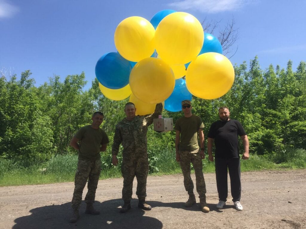 Волонтеры и украинские военные отправили по воздуху в ОРДО листовки с надписью "Донецк - это Украина"