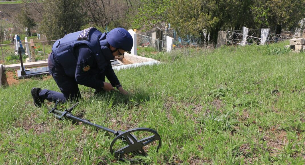 На кладовищах Донеччини фахівці ДСНС виявили вибухонебезпечні предмети (відео)