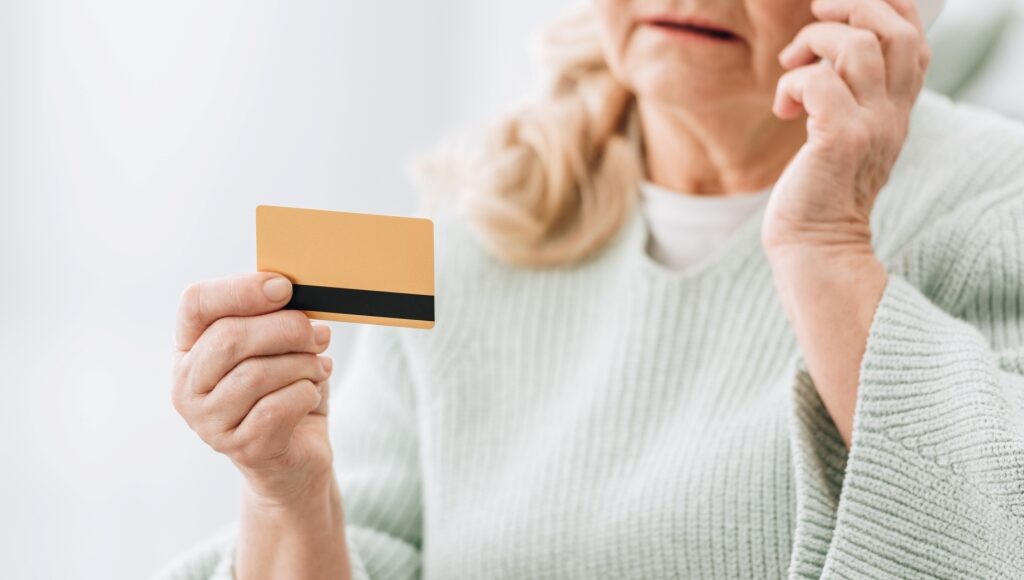 Шахраї виманюють у пенсіонерів ВПО реквізити банківських карток, — МВС