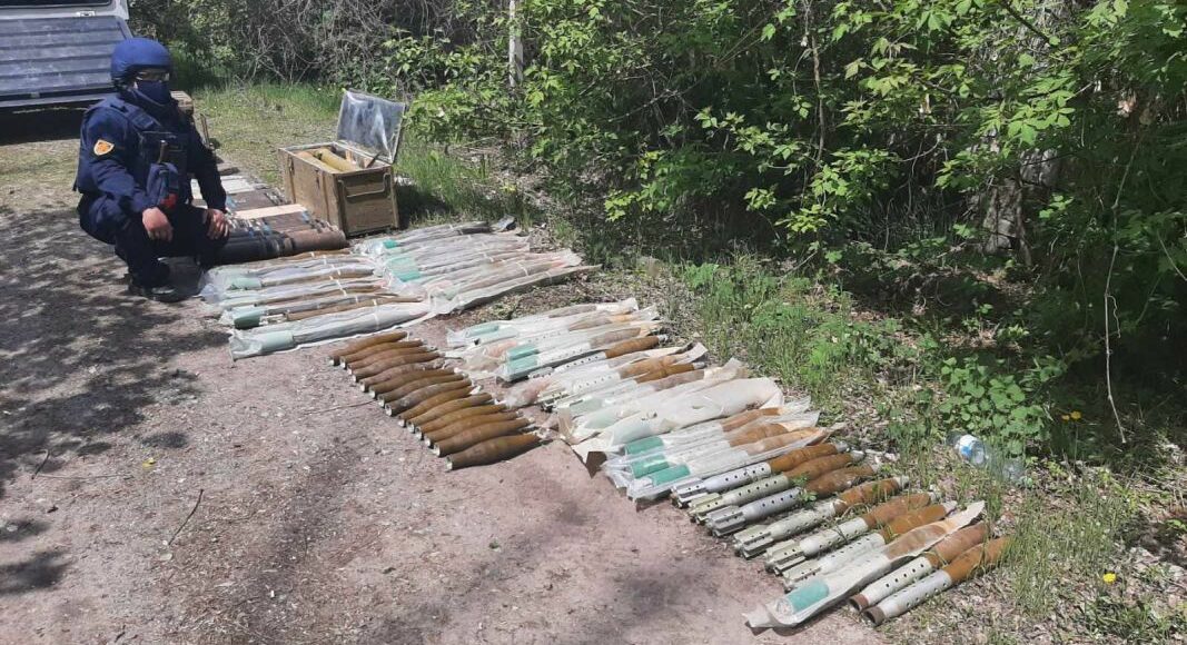 У покинутій будівлі на Донеччині знайшли більше сотні зброї та патронів