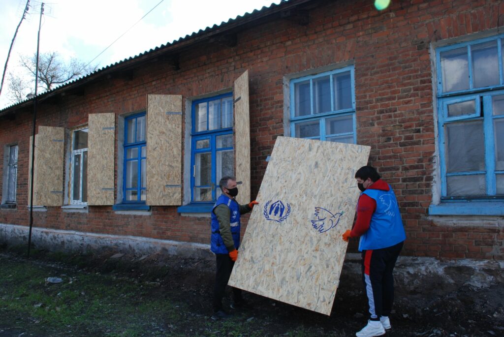 В прифронтовом Майорске на Донетчине заменили окна, поврежденные из-за обстрелов