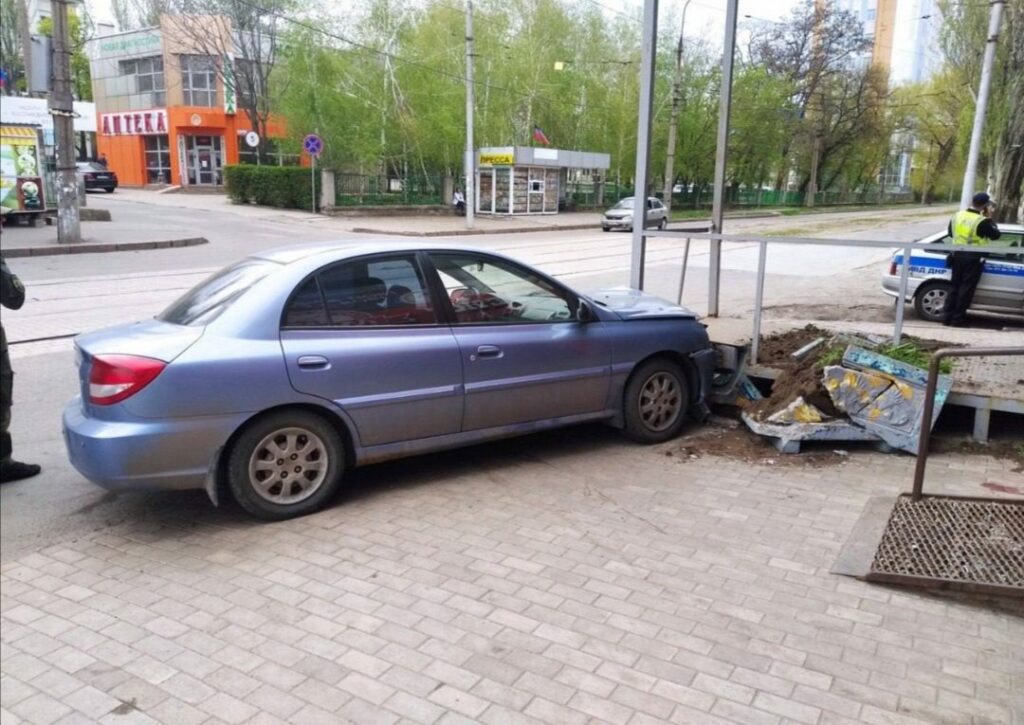 В оккупированном Донецке автомобиль врезался в мясной киоск