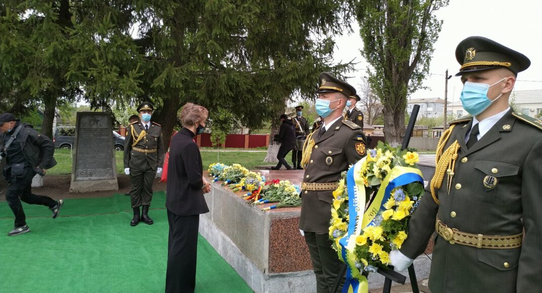 Посол Німеччини поклала квіти до пам'ятника в Міловому, звідки почалося звільнення України від нацистів