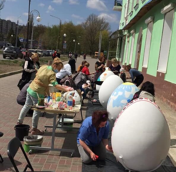 Мастера из Краматорска и Славянска разрисовывали метровые писанки (фото)