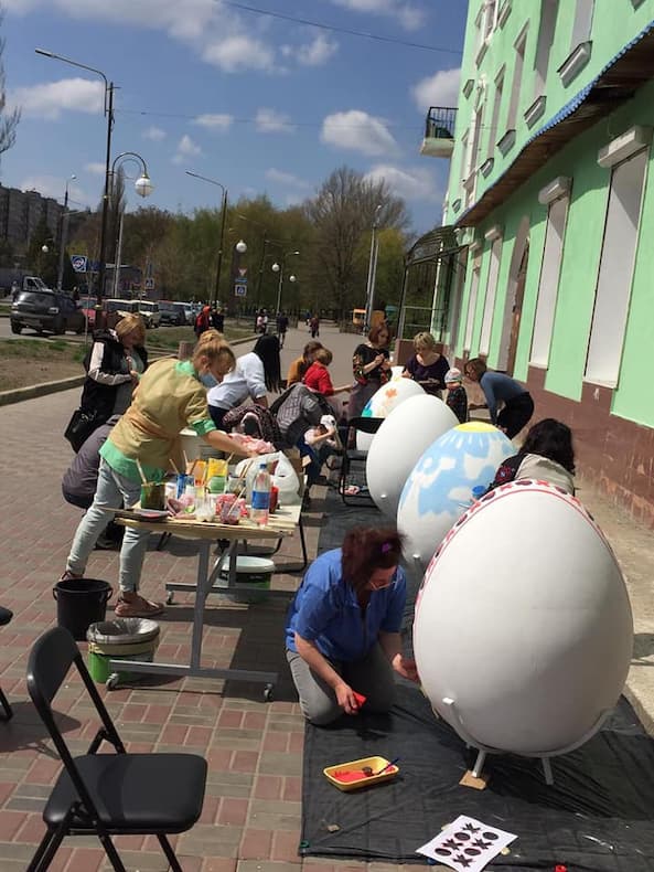 Мастера из Краматорска и Славянска разрисовывали метровые писанки (фото)