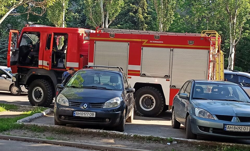 У Краматорську гасили пожежу в багатоповерхівці на вулиці Палацовій (відео)