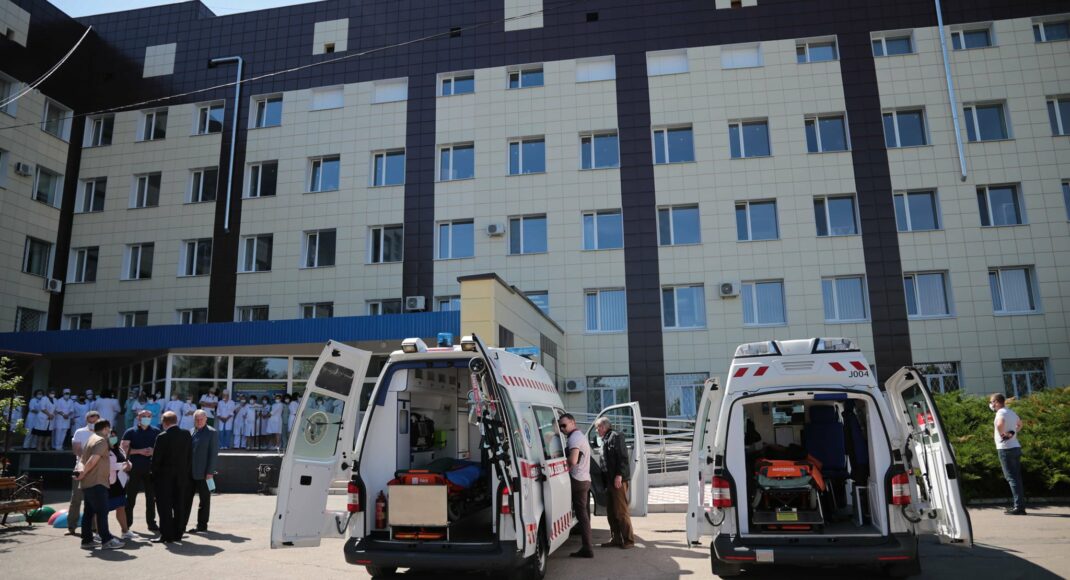 Словаччина передала дитячій обласній лікарні на Луганщині 2 реанімобілі: фото