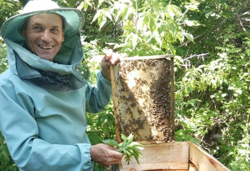 Пчеловод на Луганщине развивает пасеку и лечит пчел травами