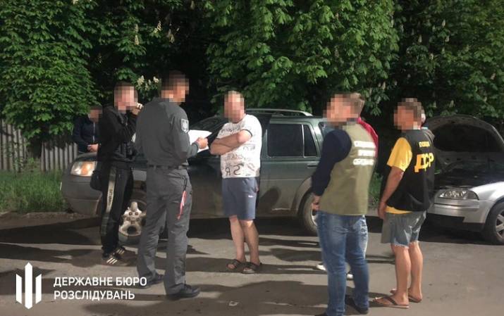 На Луганщине военный комиссар убегал от полиции и пытался избавиться от взятки