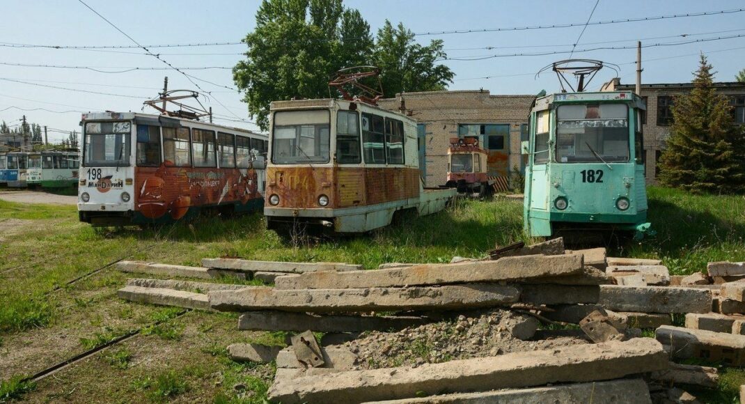 У Луганську трамвайні рейки і контактну мережу корчуют і здають на метал (фото)