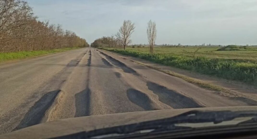 В сети показали плачевное состояние дороги из Мариуполя в Бердянск (видео)