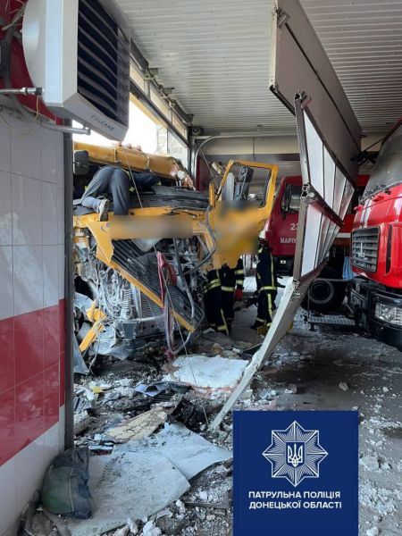В Мариуполе грузовик врезался в пожарную часть.