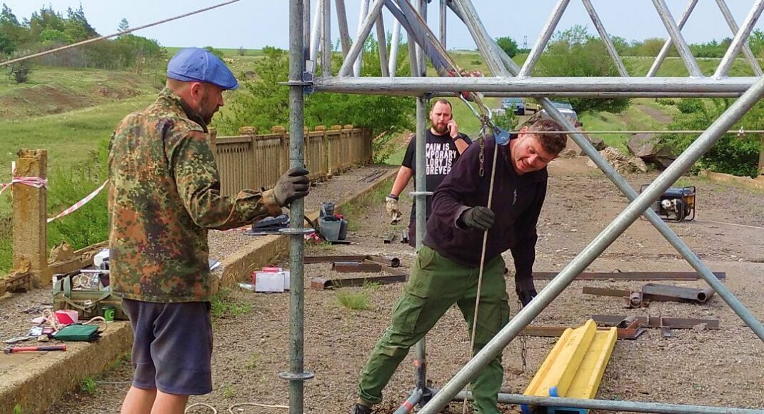 На маріупольській трасі встановлюють восьмиметрове "Дерево життя"