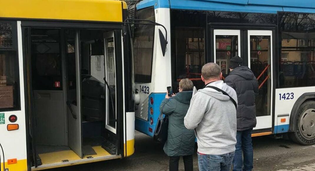 В Мариуполе хулиганы стреляли в пассажирский автобус