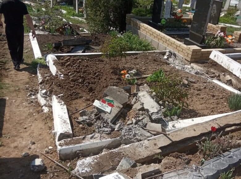 У так званій "ЛНР" бойовики на військовій техніці давили могили на кладовищі (фото)
