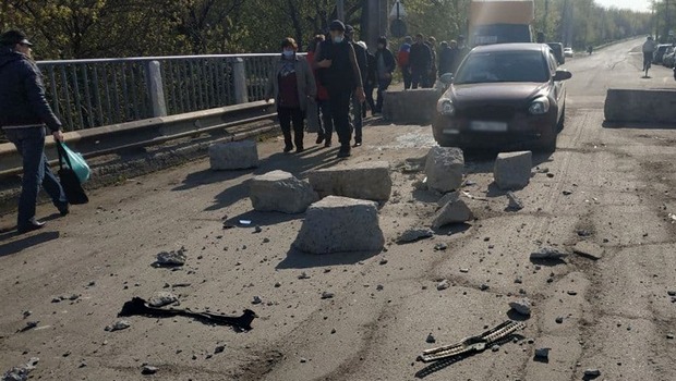 У Слов'янську автомобіль протаранив бетонні блоки на аварійному мосту через річку Торець (відео)