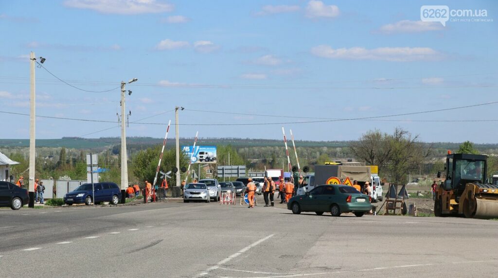 В Славянске ремонтируют дорогу возле переезда на трассе Киев-Довжанский. Фото: 6262