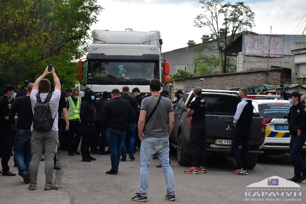 В Славянске проходят разбирательства и рейдерские захваты на металлобазе (фото)