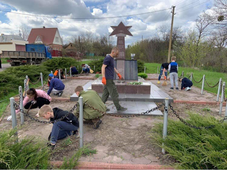 В Славянске молодежь провела уборку на памятниках погибшим солдатам. Фото: 6262