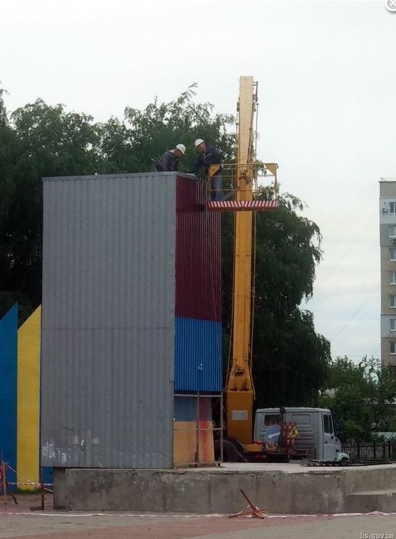 Лисичанск, демонтируют остатки памятника ленину