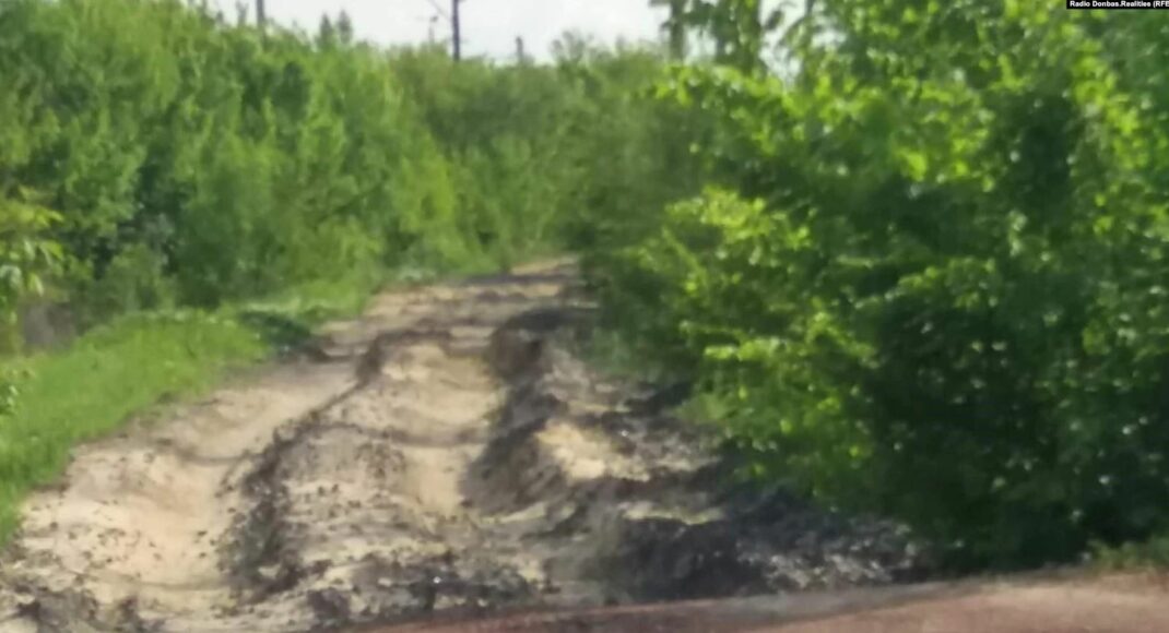 СМИ: в Донецке оккупанты перекопали железнодорожные пути для проезда танков в сторону фронта (фото)