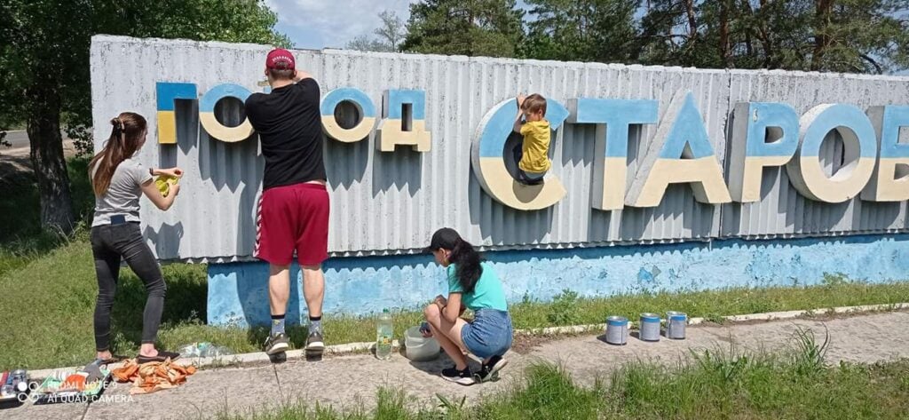 Байкеры Старобельска обновили стелу на въезде в город