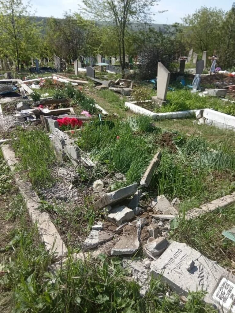 В так называемой "ЛНР" боевики на военной технике давили могилы на кладбище. Фото: Новости Донбасса