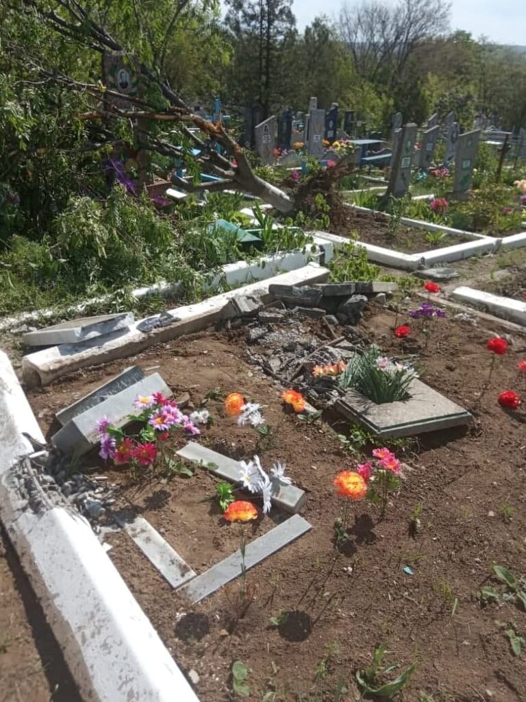 В так называемой "ЛНР" боевики на военной технике давили могилы на кладбище