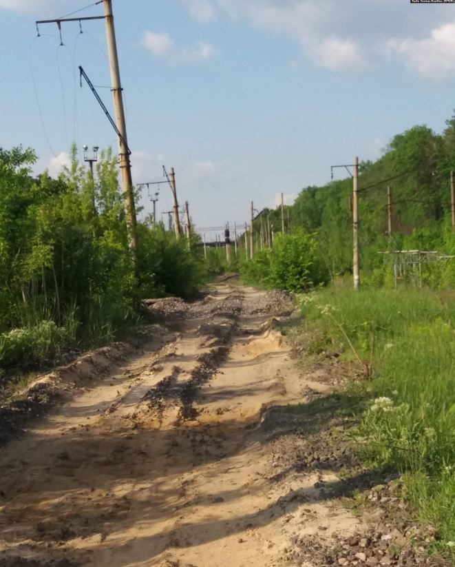 Донецк, засыпали железную дорогу для проезда танков