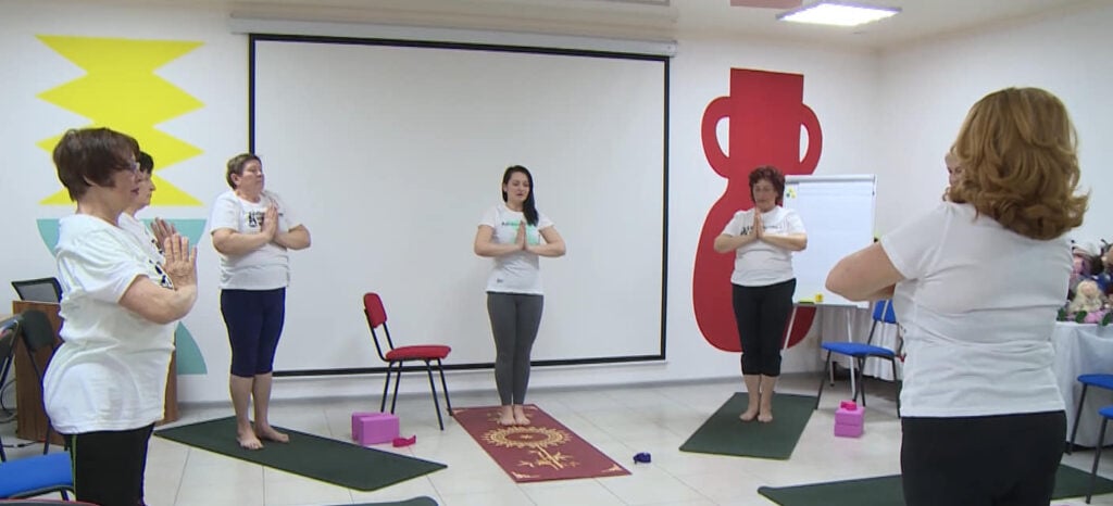 В Лимане 8 пенсионерок запустили бесплатные курсы йоги (видео)
