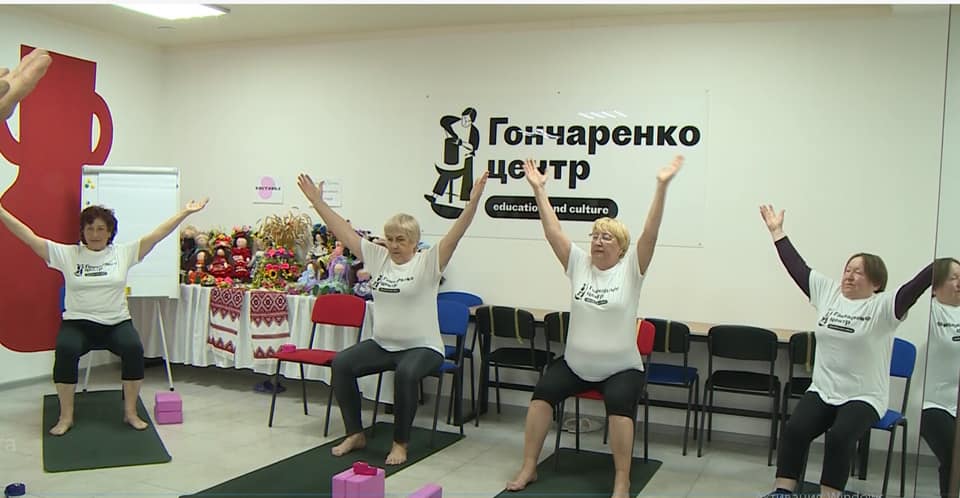 В Лимане 8 пенсионерок запустили бесплатные курсы йоги. Фото: Гончаренко центр в Лимане