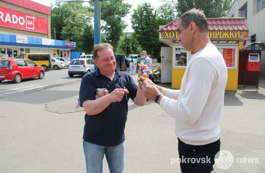 У Покровську на Донеччині пройшла акція "Цукерка за сигарету"