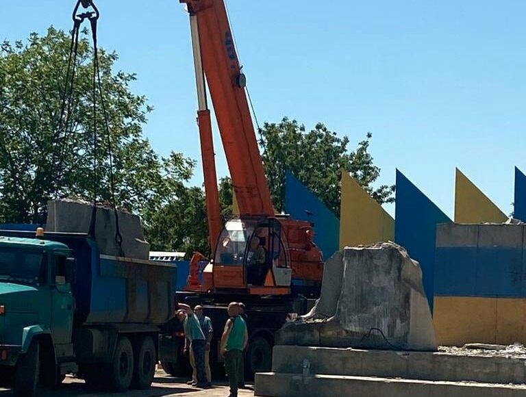 В Лисичанске завершается демонтаж остатков памятника Ленину (фото)