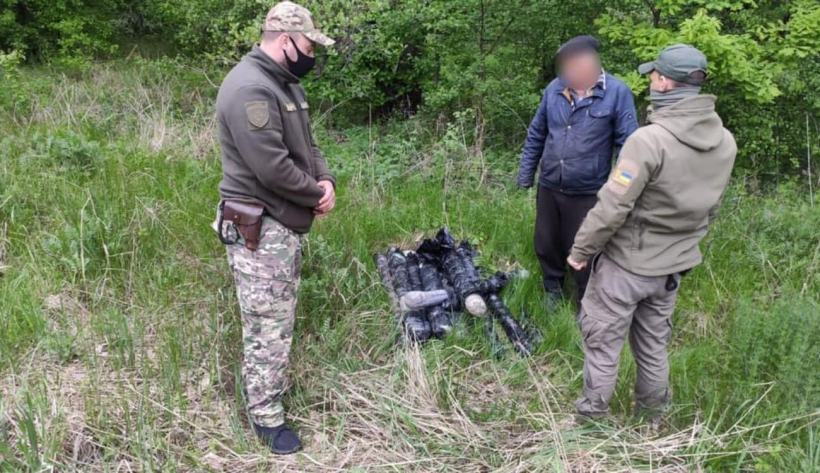 На Луганщині прикордонники затримали двох осіб, які намагалися пронести рапіри через мінні поля