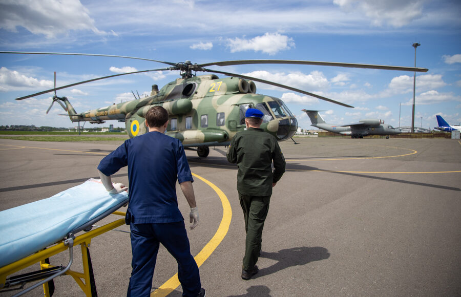 Тяжелораненого в зоне ООС бойца вертолётом доставили в Киев