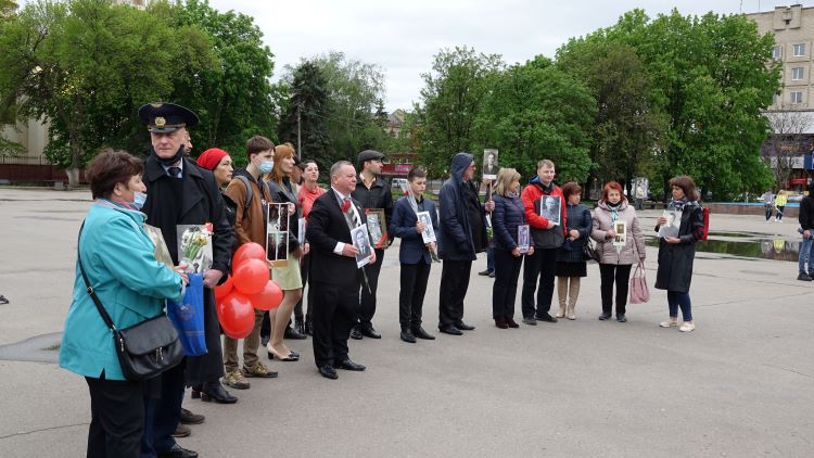 В Славянске прошла акция "Бессмертный полк", участники которой выступили в поддержку "ДНР"
