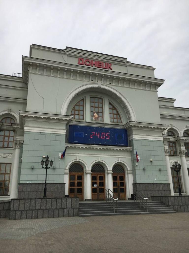 Жителей оккупированного Донецка возмутило появление портрета Сталина на ж/д вокзале города